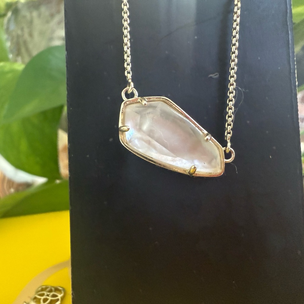 Kendra Scott Cami Necklace in ivory mother of pearl gold tone - Picture 2 of 3